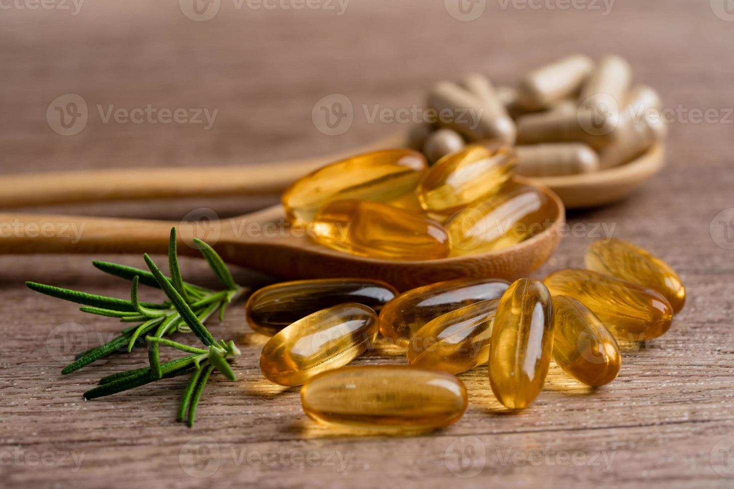 medicina alternativa cápsula orgánica a base de hierbas con vitamina e omega 3 aceite de pescado, mineral, medicamento con hojas de hierbas suplementos naturales para una vida sana y buena. foto