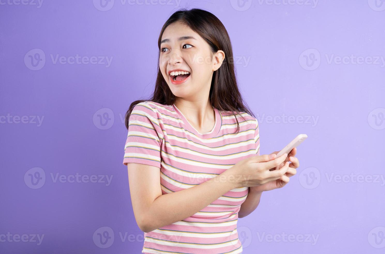 hermoso retrato de mujer asiática, aislado sobre fondo púrpura foto