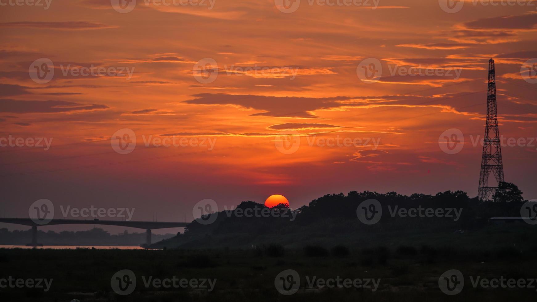 hermosa puesta de sol en un campo foto