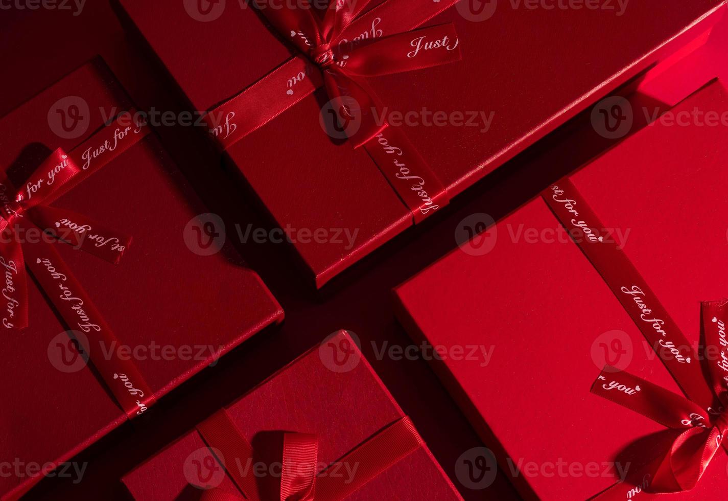 Cajas de regalo rojas sobre un fondo rojo. foto