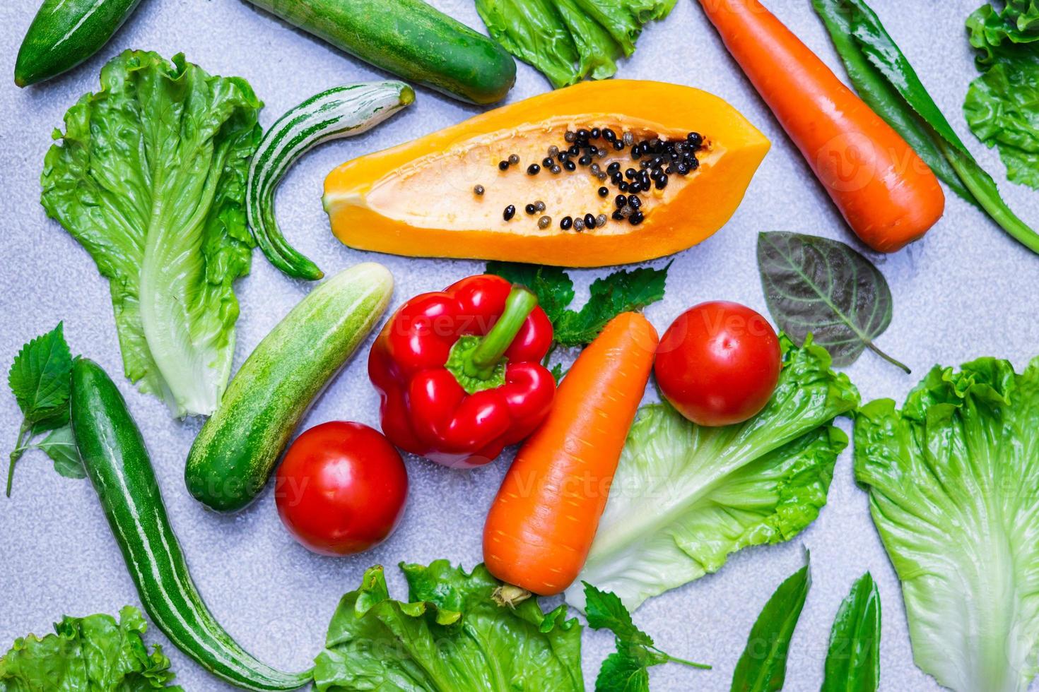 opciones de alimentos saludables para comer limpio, frutas, verduras, semillas, verduras de hoja sobre hormigón gris foto