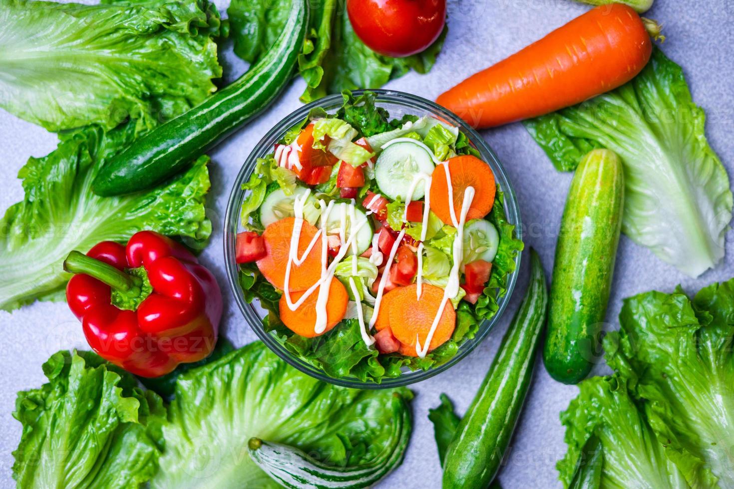 opciones de alimentos saludables para comer limpio, frutas, verduras, semillas, verduras de hoja sobre hormigón gris foto