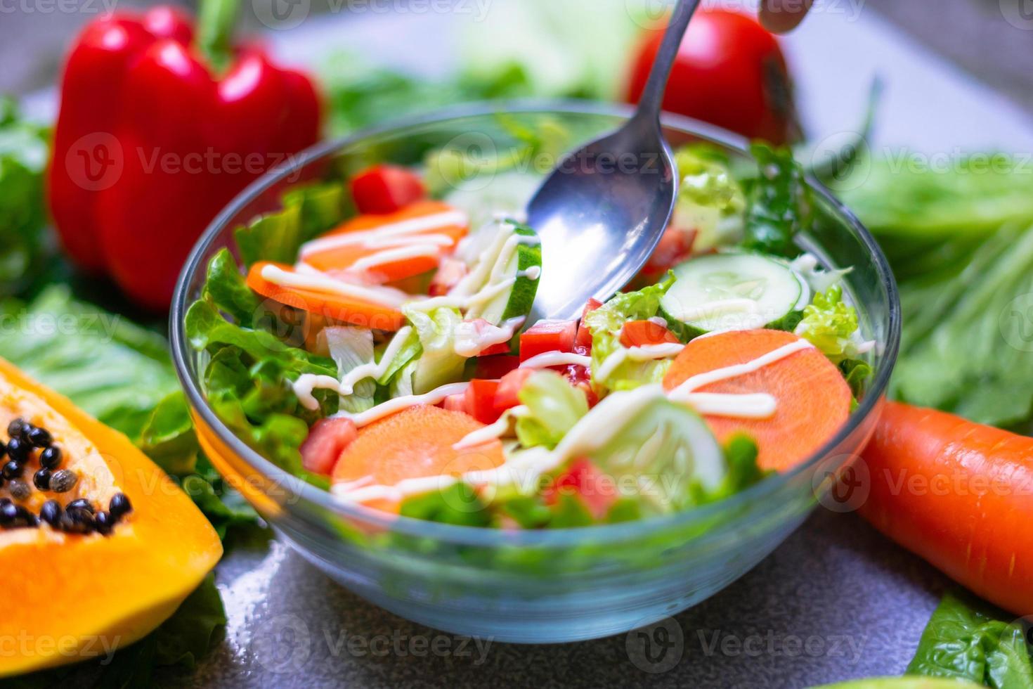 opciones de alimentos saludables para comer limpio, frutas, verduras, semillas, verduras de hoja sobre hormigón gris foto