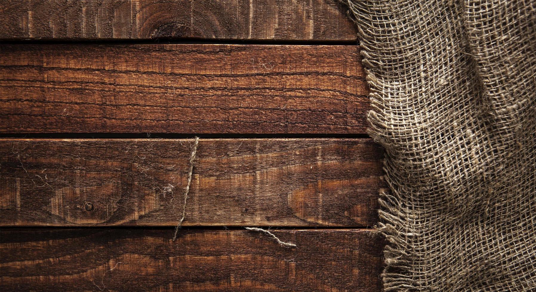 textura de arpillera en la mesa de madera foto