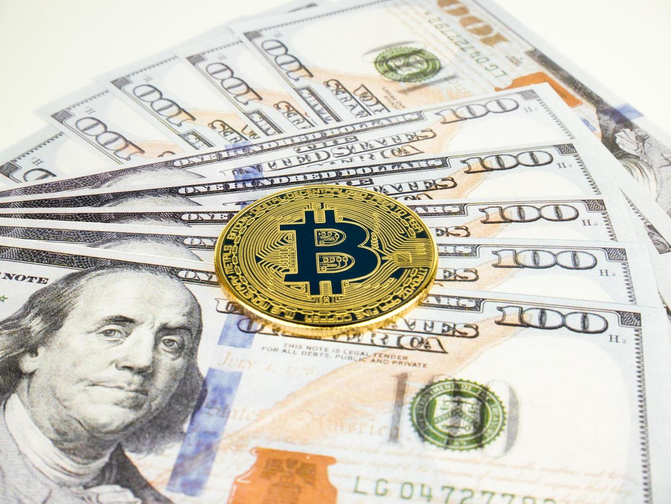 Criptomoneda bitcoin de oro sobre fondo de dinero en dólares, concepto de internet empresarial de tecnología de moneda btc foto