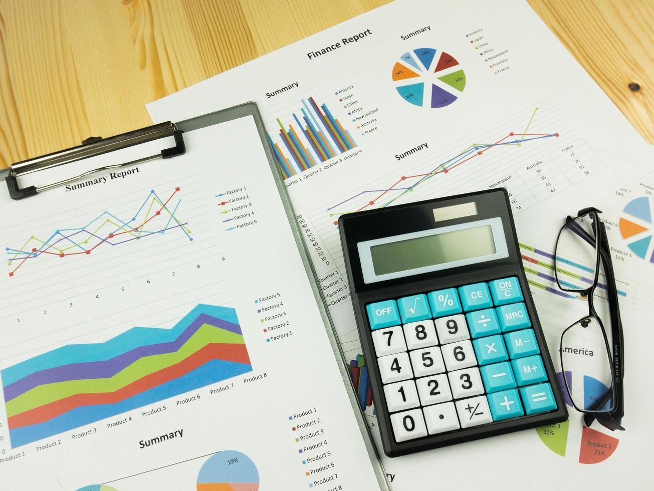 Gráfico de marketing empresarial e informe de gráfico de análisis financiero con calculadora sobre fondo de mesa de madera foto