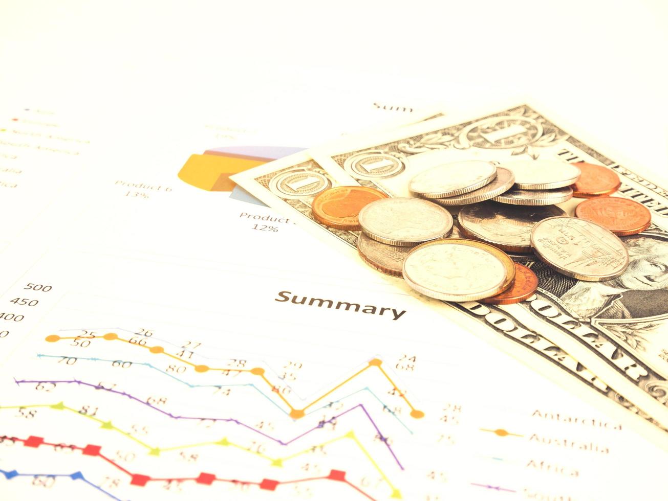 Gráfico de negocios con monedas y dólares, concepto financiero foto