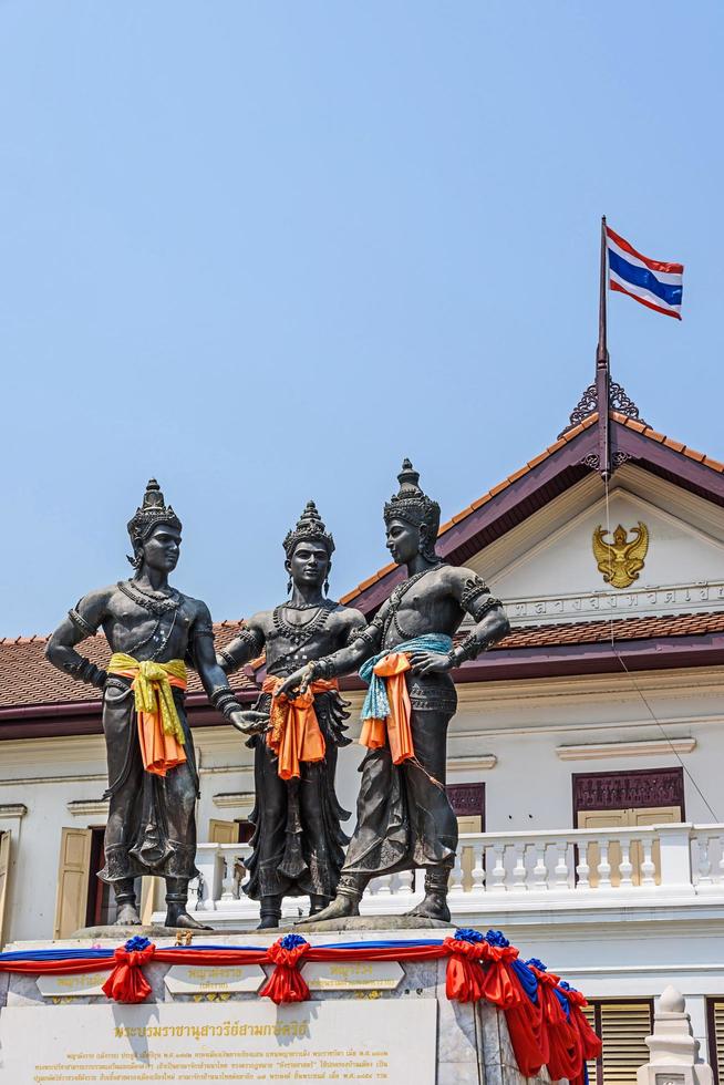 Monumento a los tres reyes en Chiang Mai, Tailandia foto