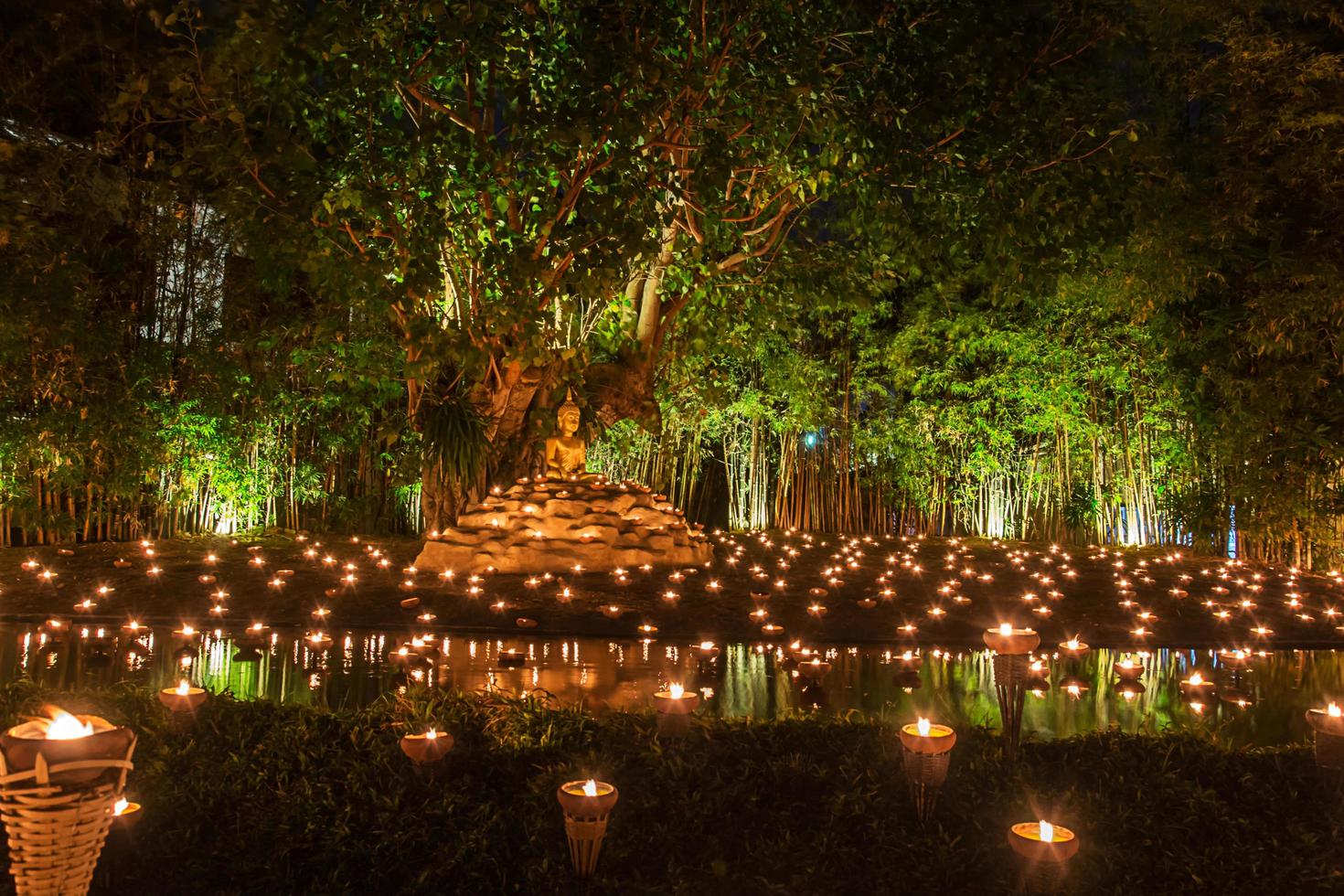 imagen de buda con luz de velas foto