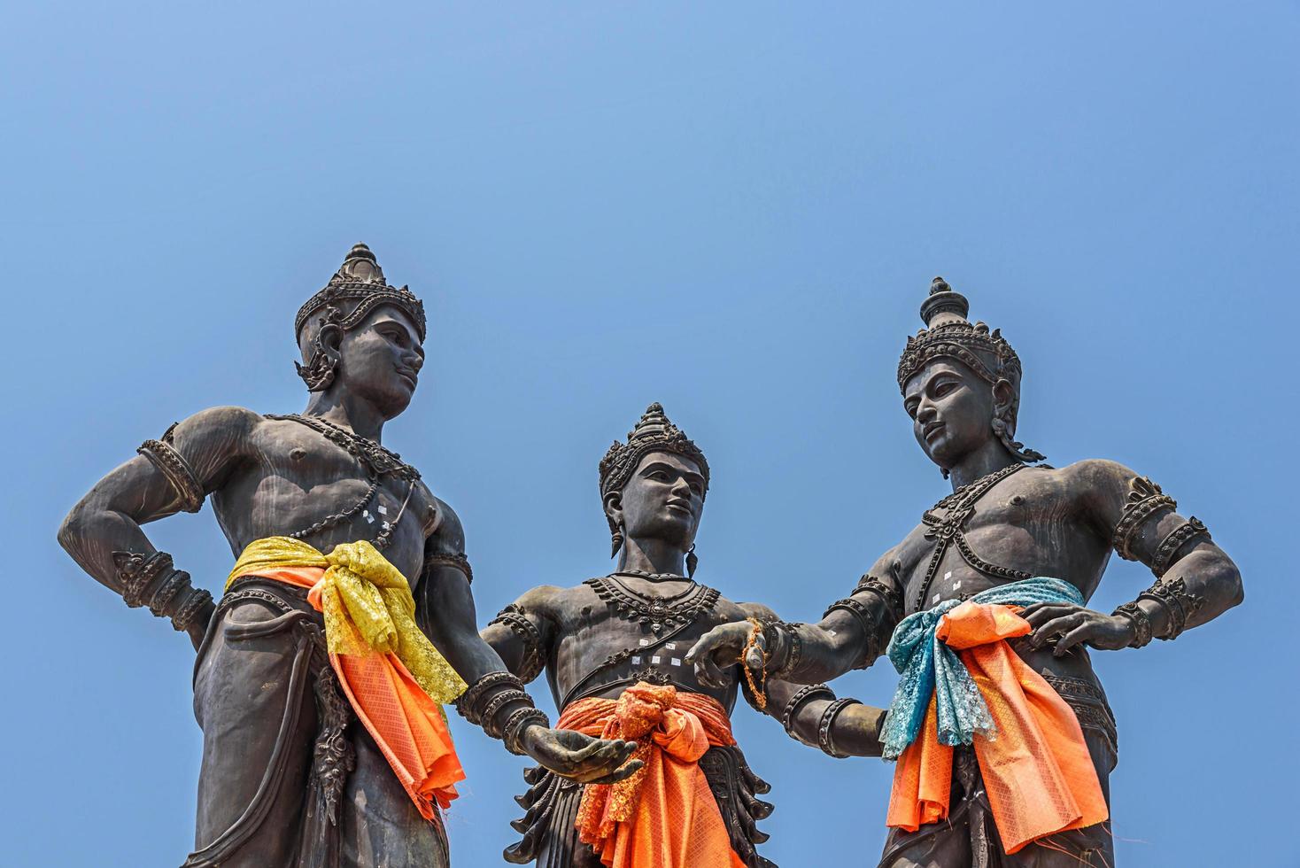 Monumento a los tres reyes en Chiang Mai, Tailandia foto