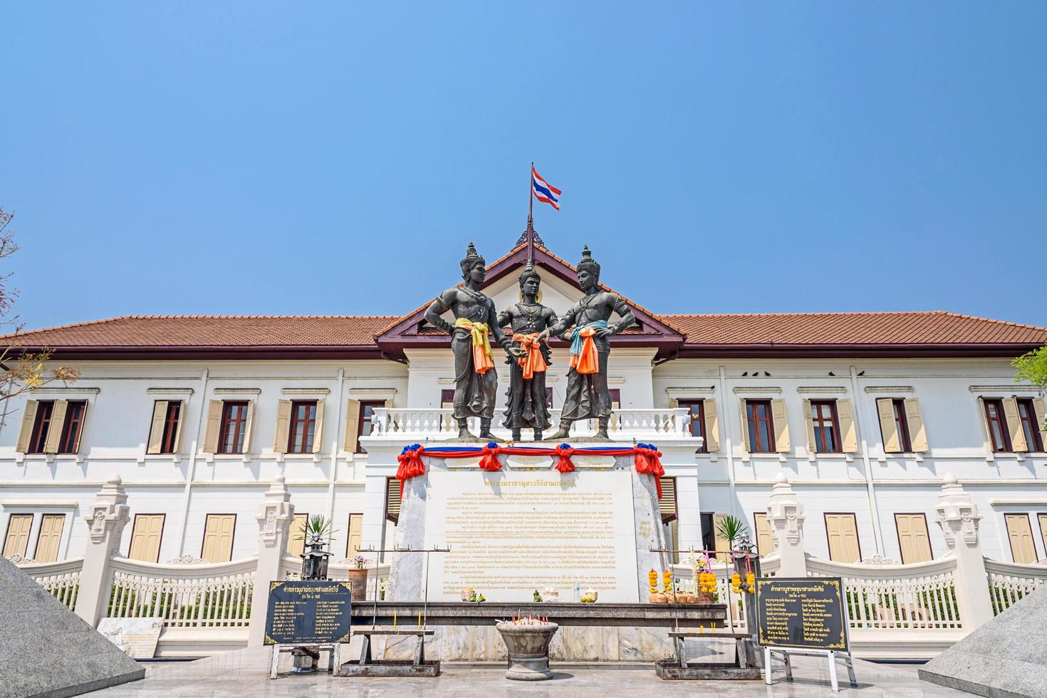 Monumento a los tres reyes en Chiang Mai, Tailandia foto