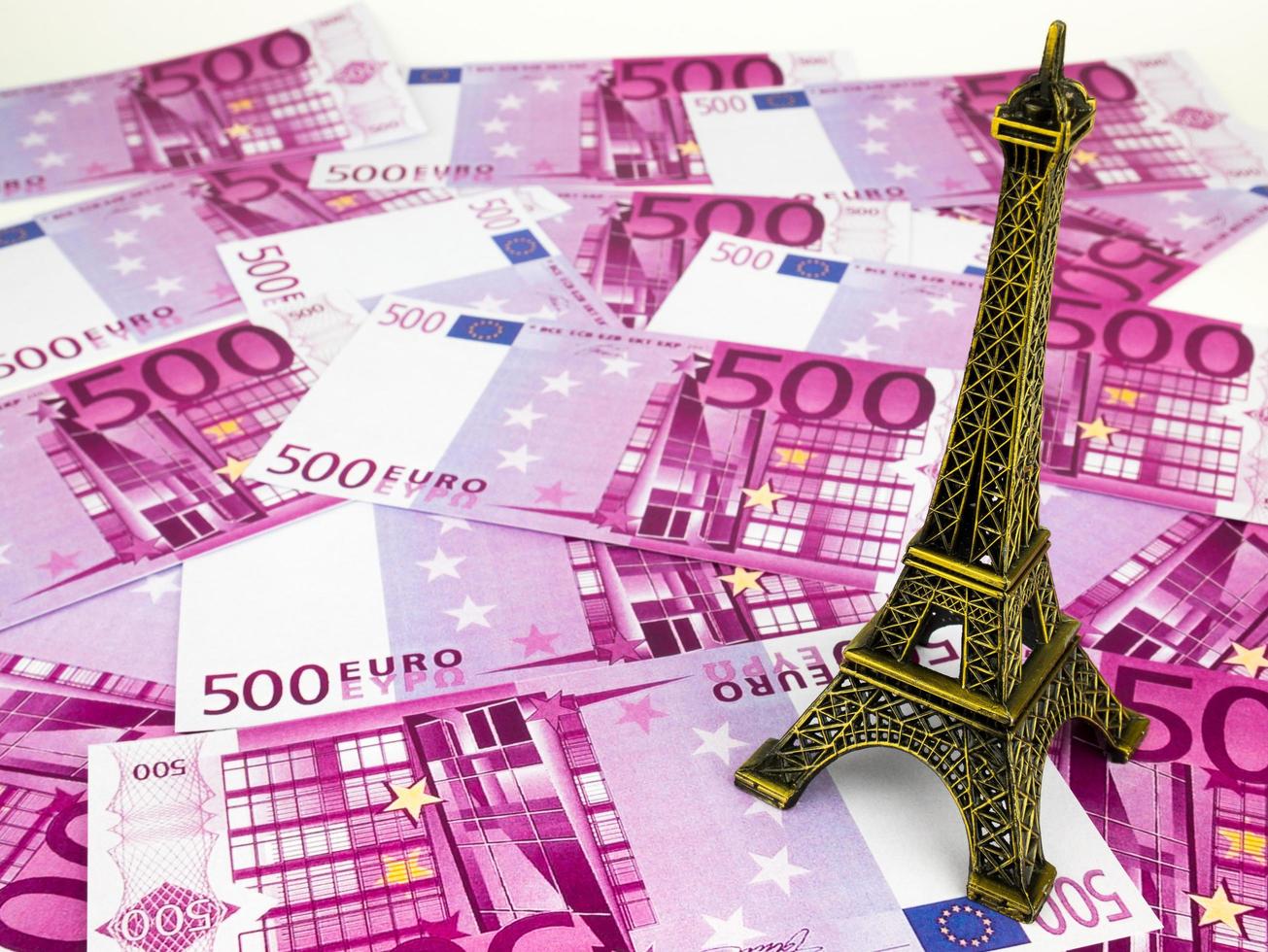 Billetes de quinientos billetes de 500 euros con la réplica de la torre Eiffel, fondo de dinero en moneda europea foto