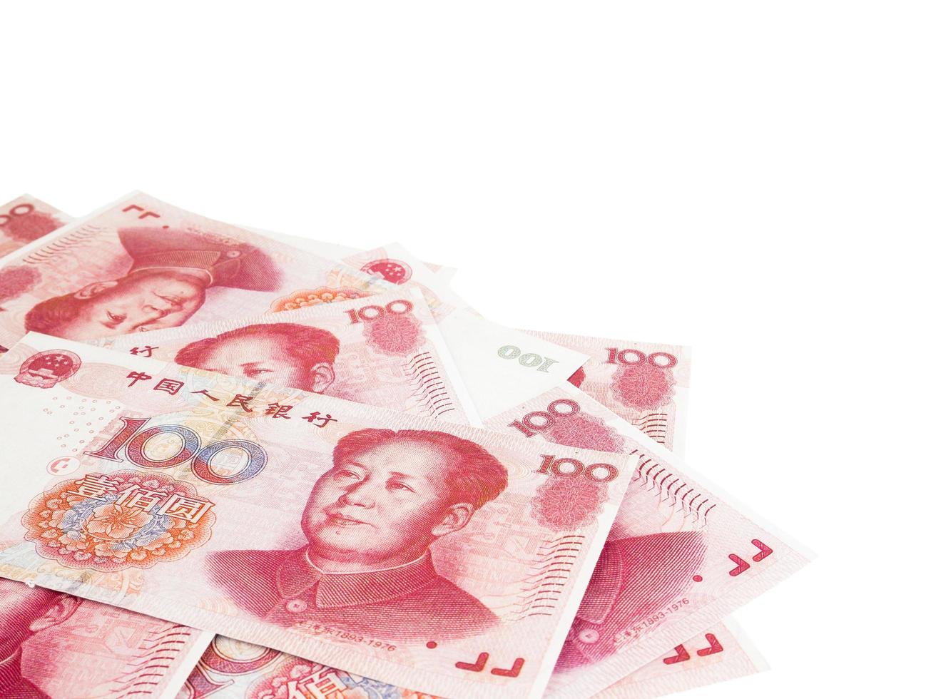 Es un montón de billetes de cien yuanes pila aislado sobre fondo blanco, monedas de yuanes chinos, trazado de recorte foto