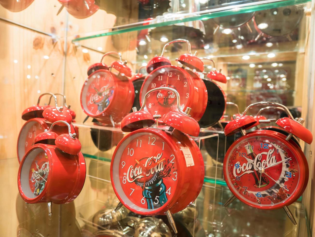 Bangkok -Tailandia, 12 de noviembre de 2017 reloj despertador con coca cola en el museo Ban Bang Khen en Bangkok, Tailandia foto