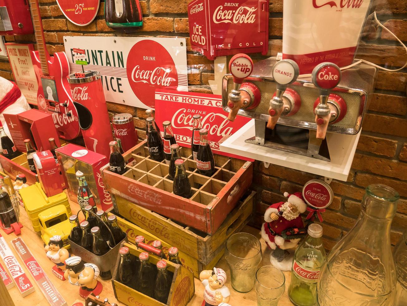 Bangkok -Tailandia, 3 de septiembre de 2017 colecciones de coca cola en el museo ban bang khen en bangkok, tailandia foto