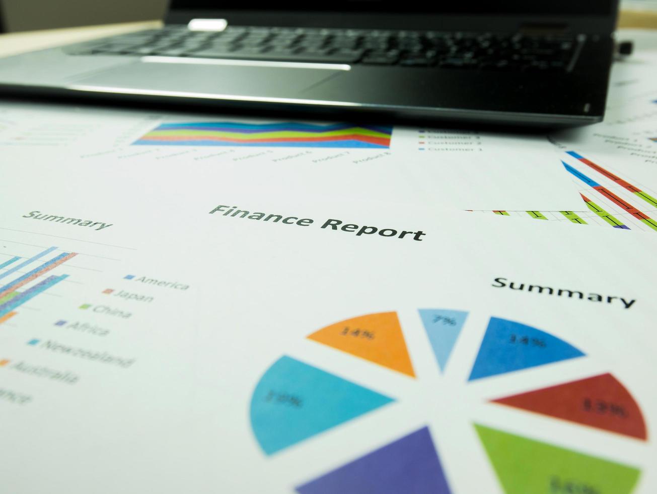 Cuadro de informe comercial y análisis gráfico financiero con cuaderno sobre la mesa foto
