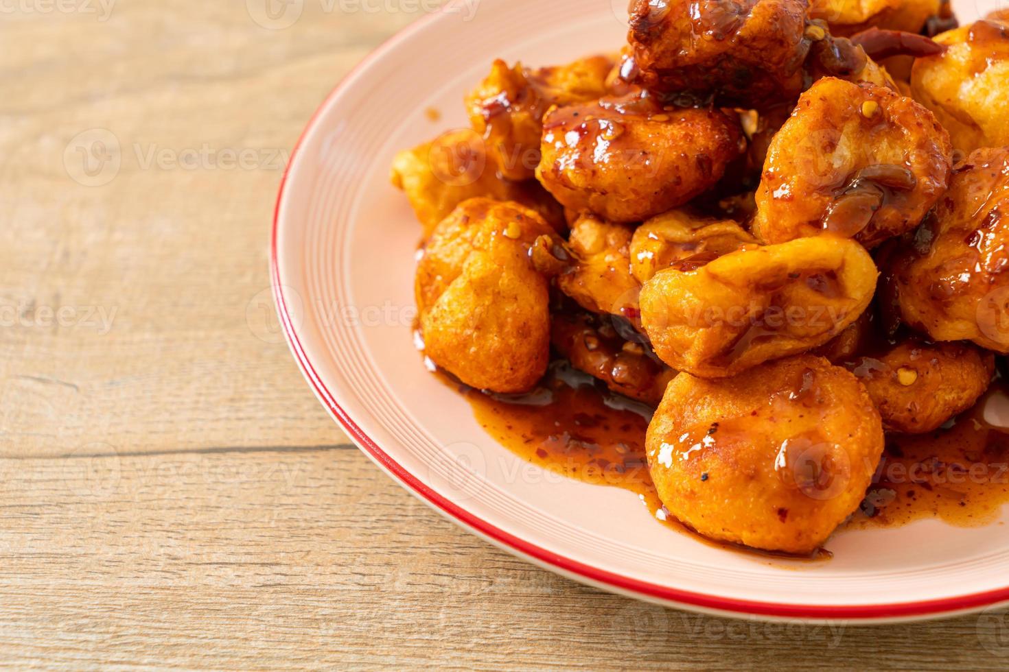 albóndigas fritas con salsa picante foto