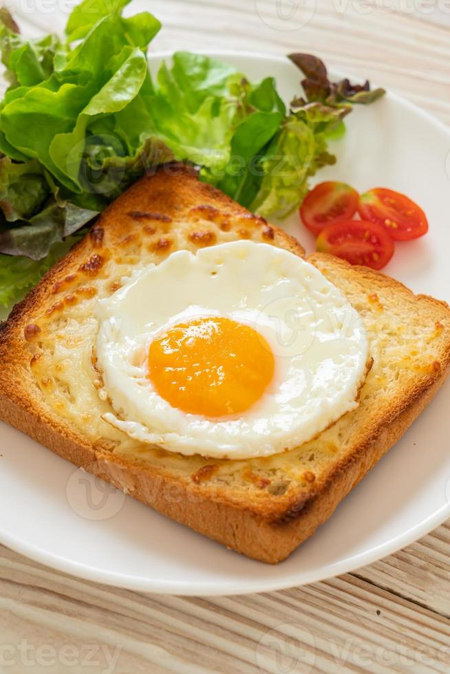 pan tostado con queso y huevo frito foto