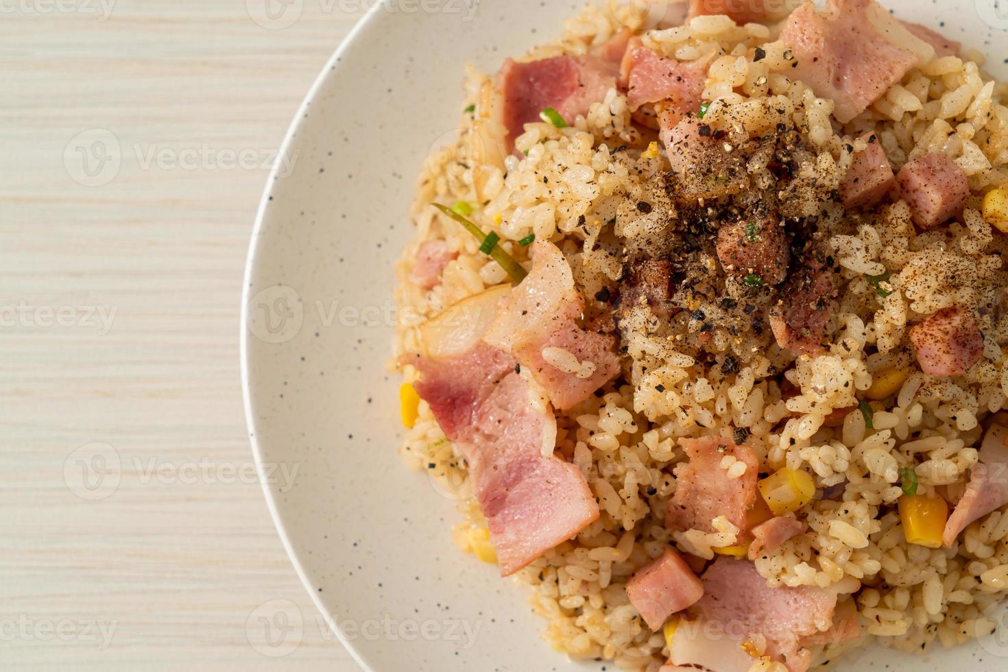 arroz frito con tocino, jamón y pimientos negros foto