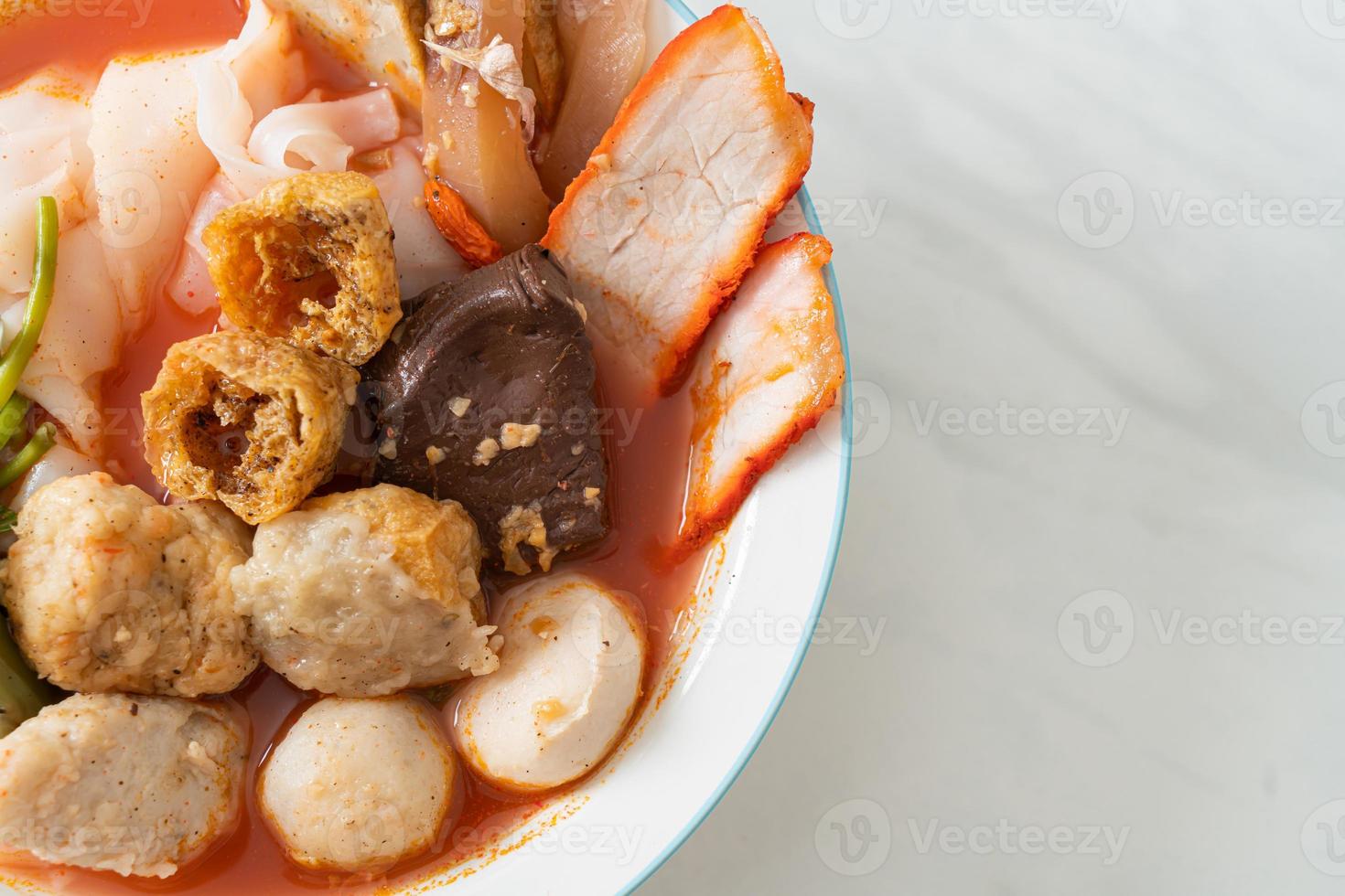 fideos con albóndigas en sopa rosa foto