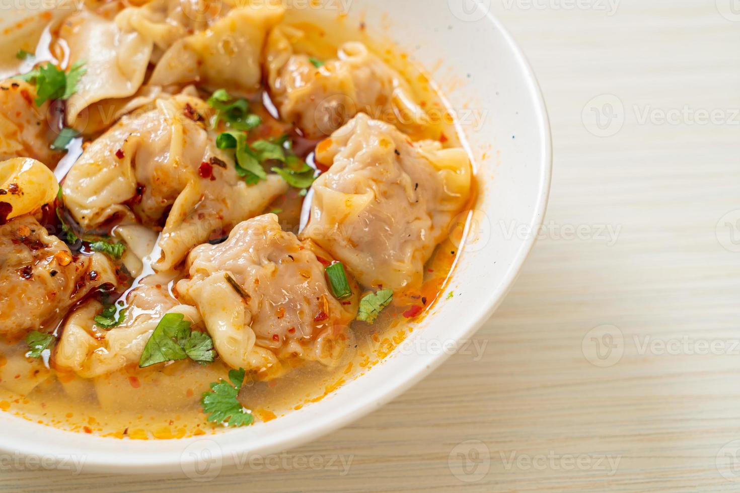 sopa de wonton de cerdo o sopa de albóndigas de cerdo con chile asado foto