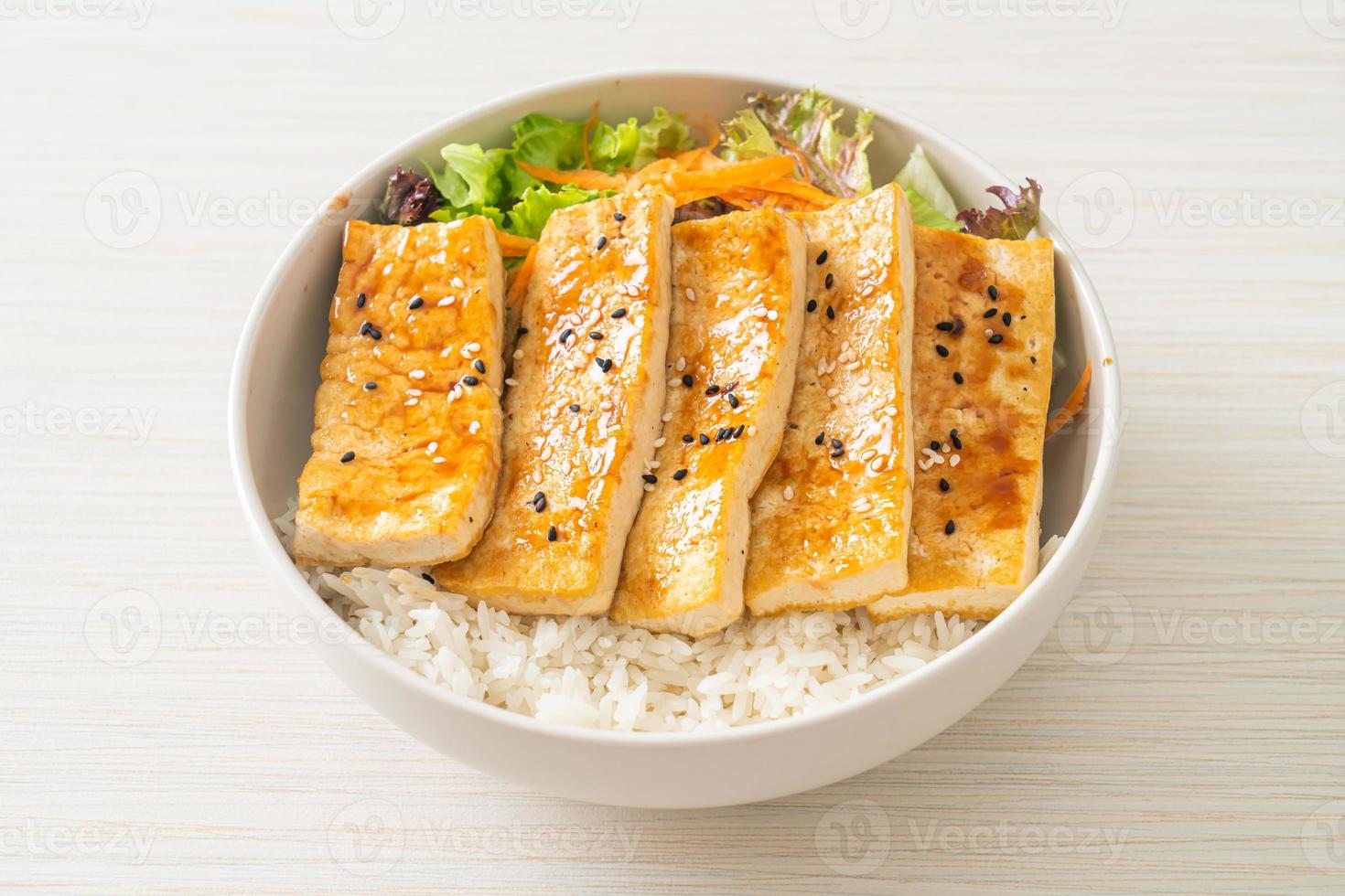 tazón de arroz con tofu teriyaki - estilo de comida vegana foto