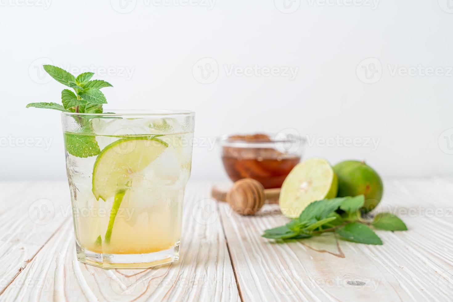 Miel helada y refresco de lima con menta foto