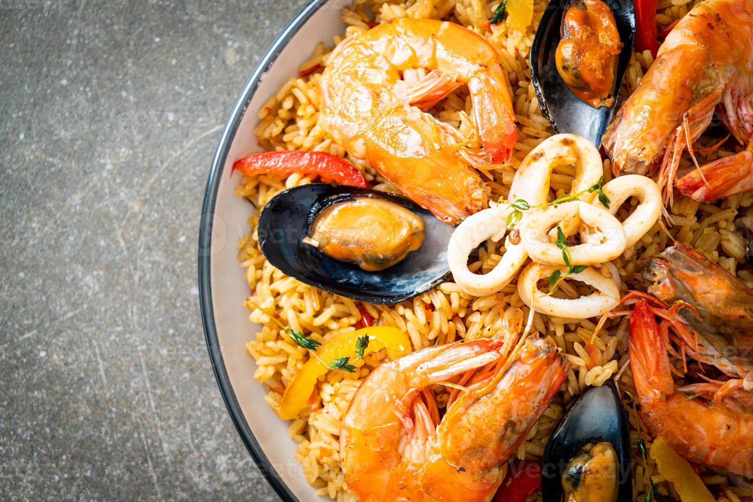 paella de marisco con gambas, almejas, mejillones sobre arroz con azafrán foto