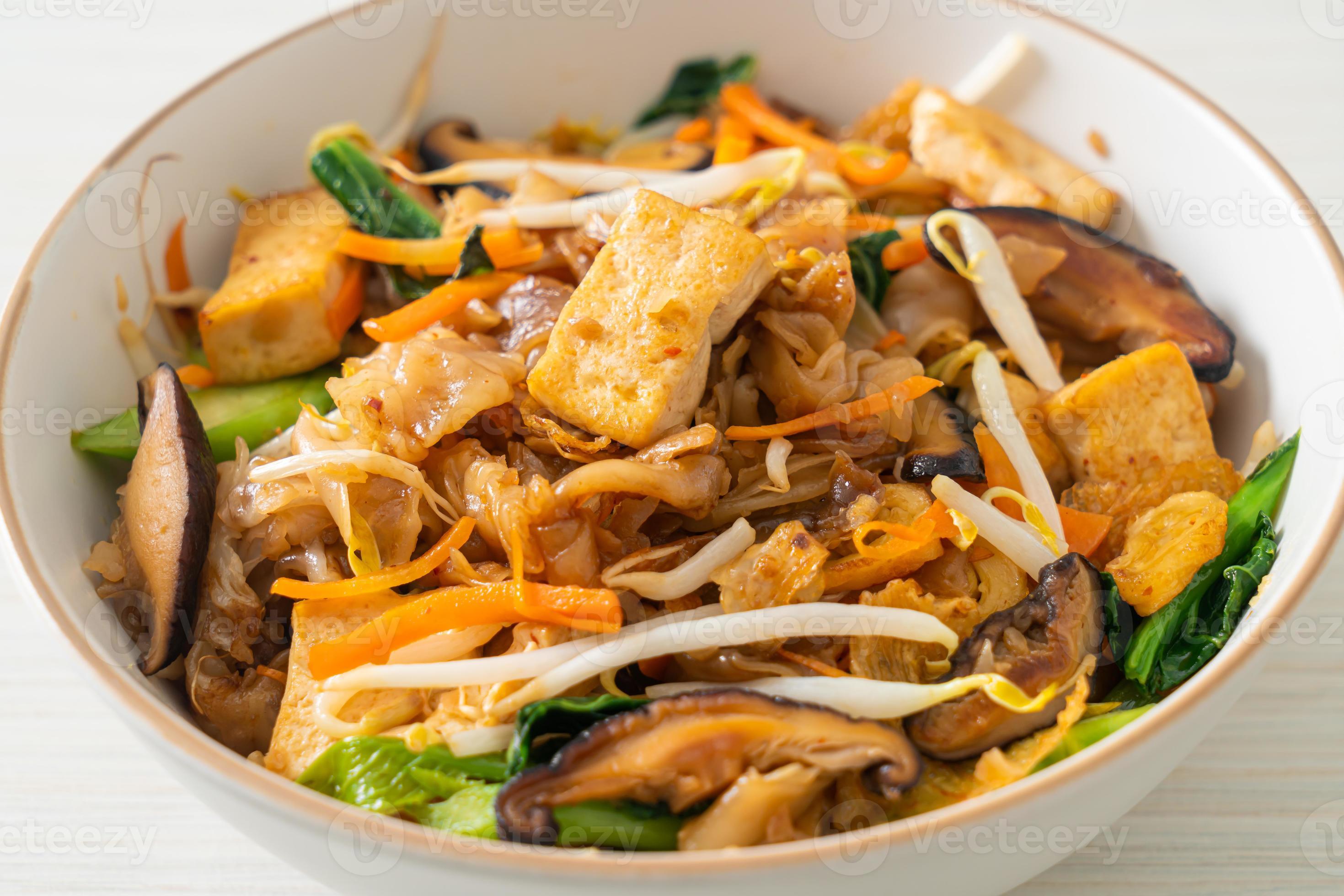 stir-fried noodles with tofu and vegetables 3671476 Stock Photo at Vecteezy