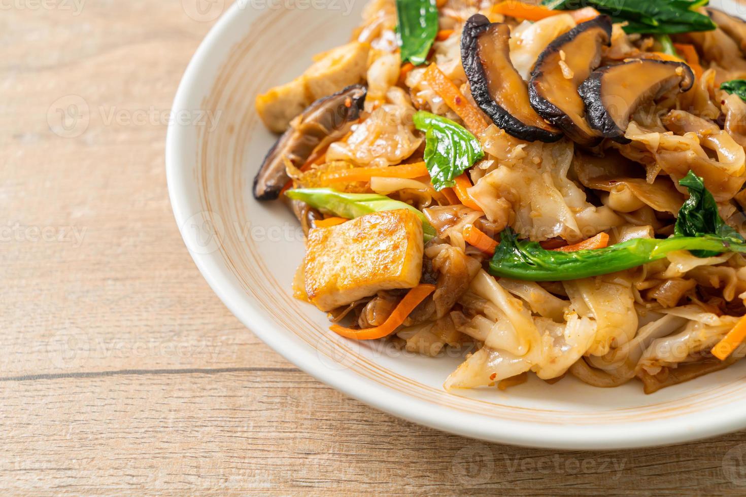 fideos salteados con tofu y verduras foto