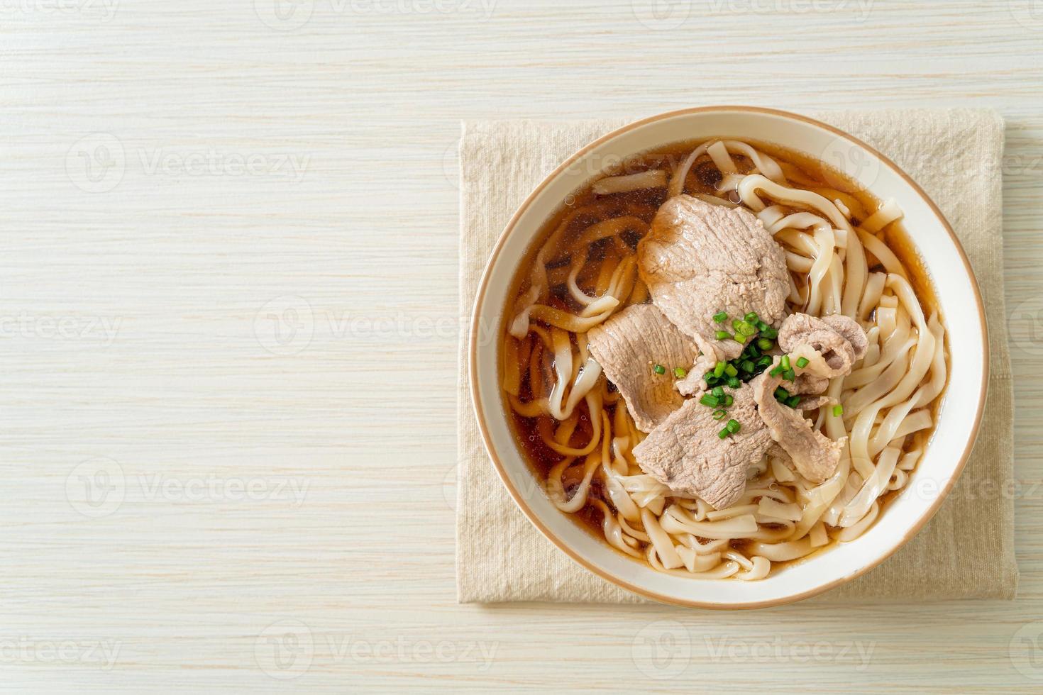 fideos udon caseros con cerdo en sopa de soja o shoyu foto