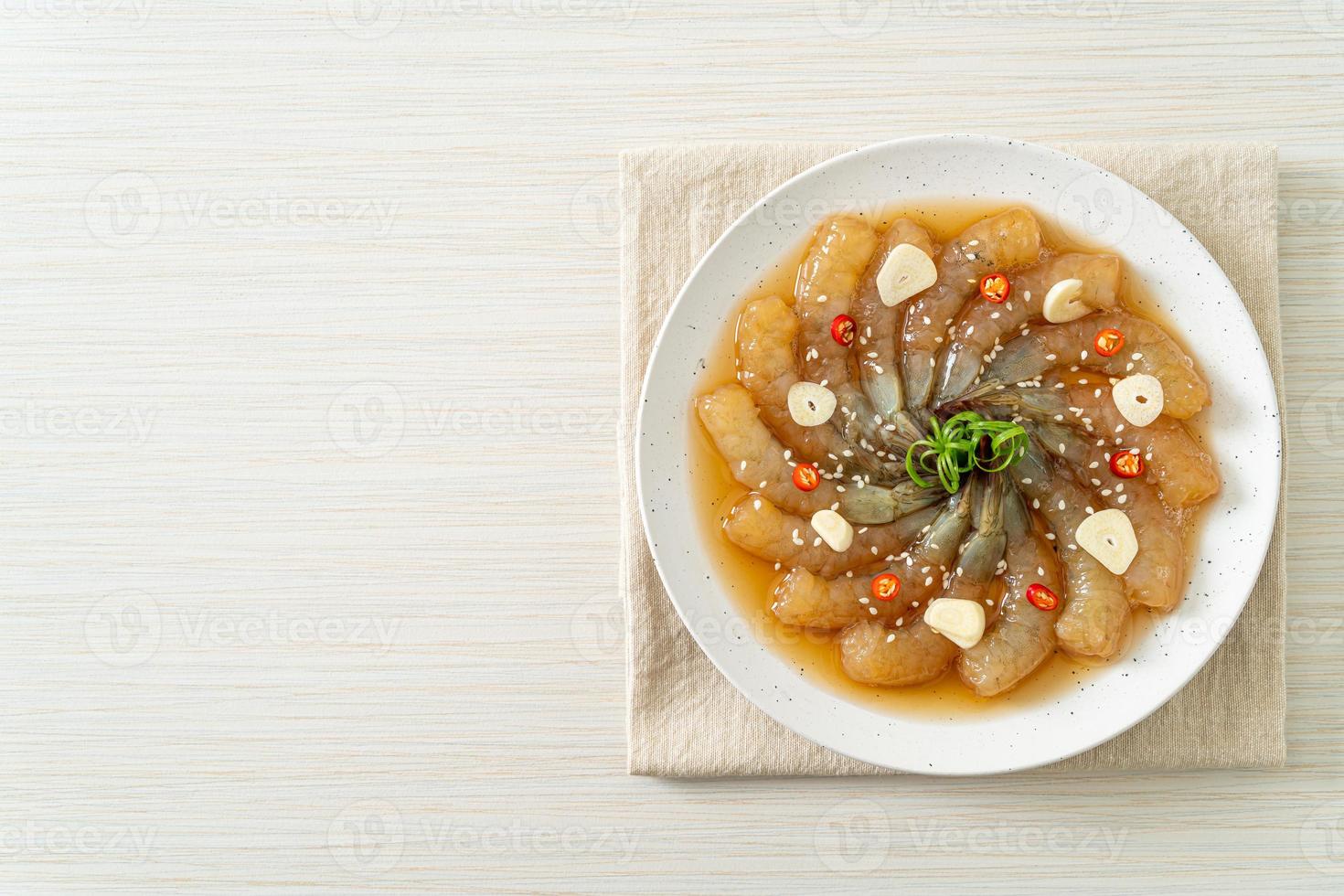 langostinos en escabeche al estilo coreano o camarones en escabeche con salsa de soja coreana foto