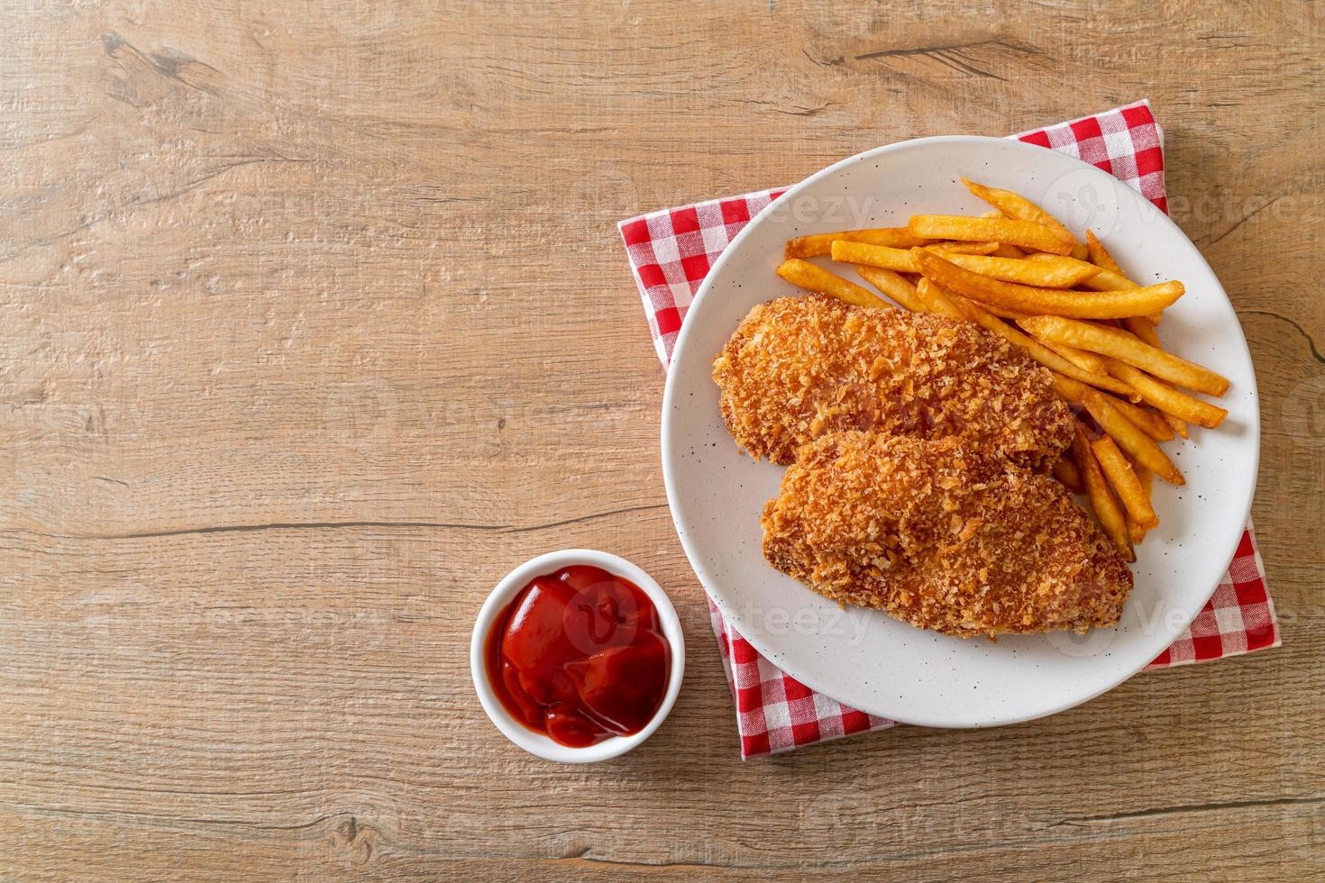 Filete de pechuga de pollo frito con papas fritas foto