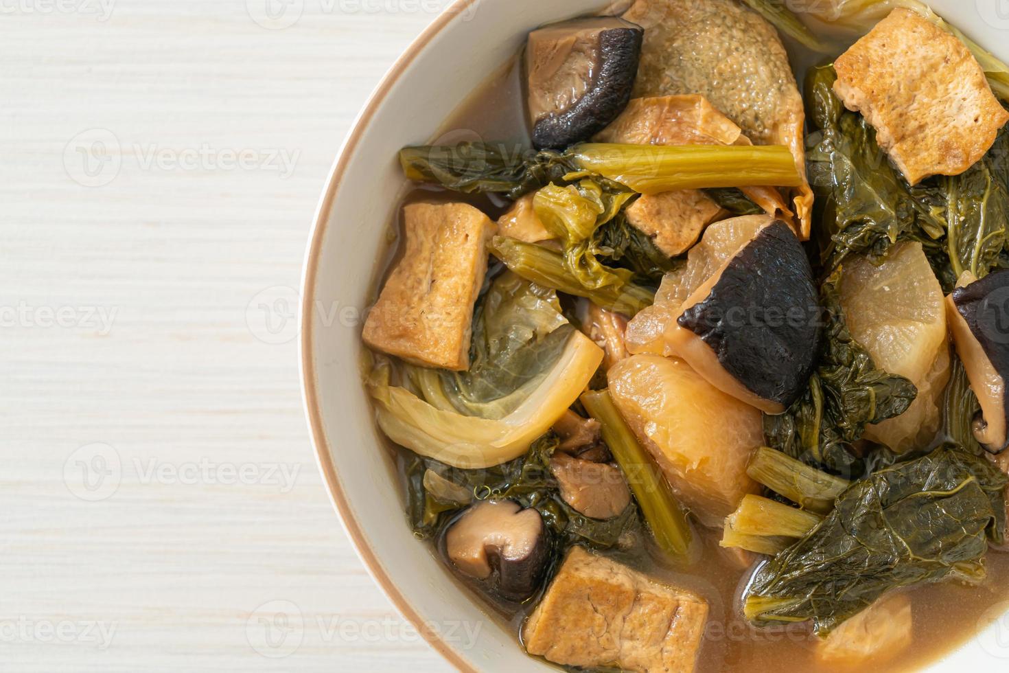 Guiso de verduras chino con tofu o sopa mezcla de verduras foto