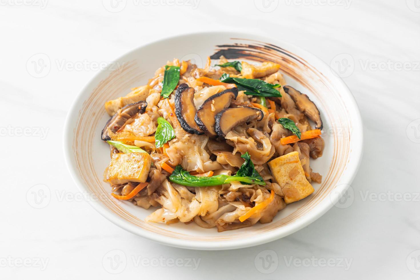 fideos salteados con tofu y verduras foto