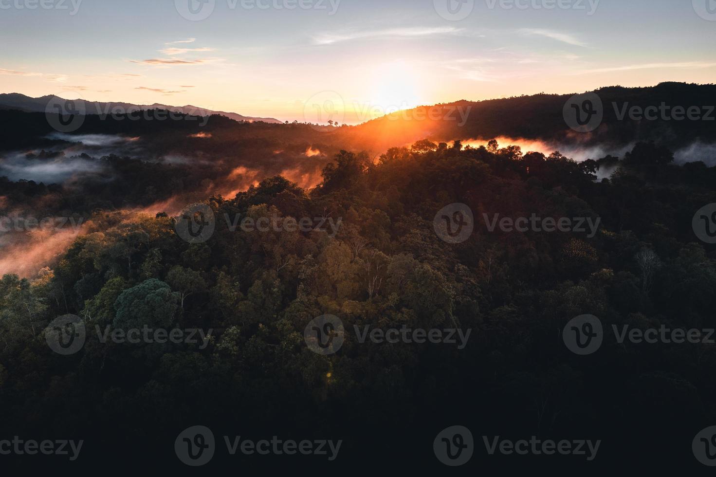 montañas y árboles en un pueblo rural, alto ángulo de la mañana foto