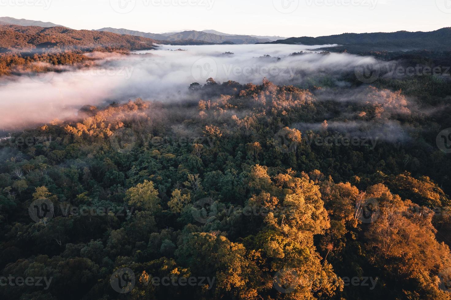 montañas y árboles en un pueblo rural, alto ángulo de la mañana foto