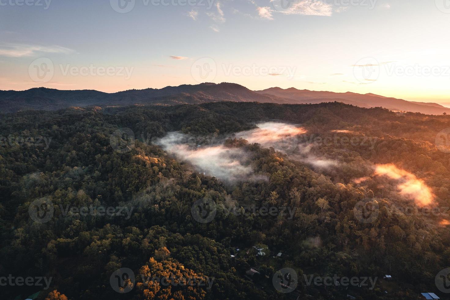 montañas y árboles en un pueblo rural, alto ángulo de la mañana foto