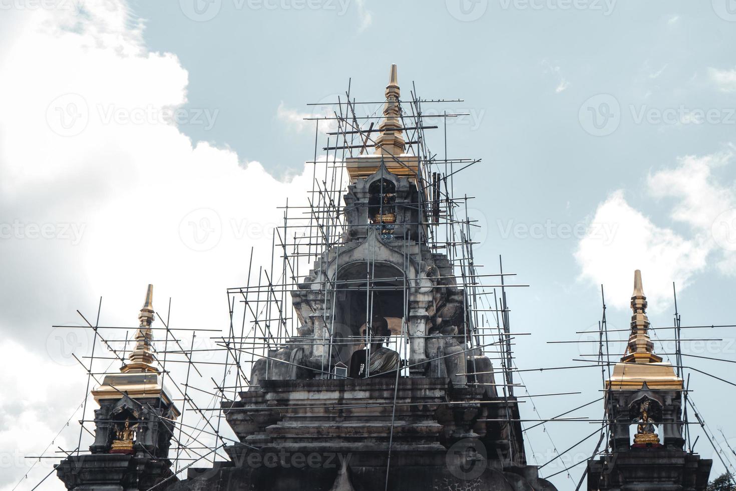 Wat phra buddhabat si roi, templo dorado en chiang mai, tailandia foto