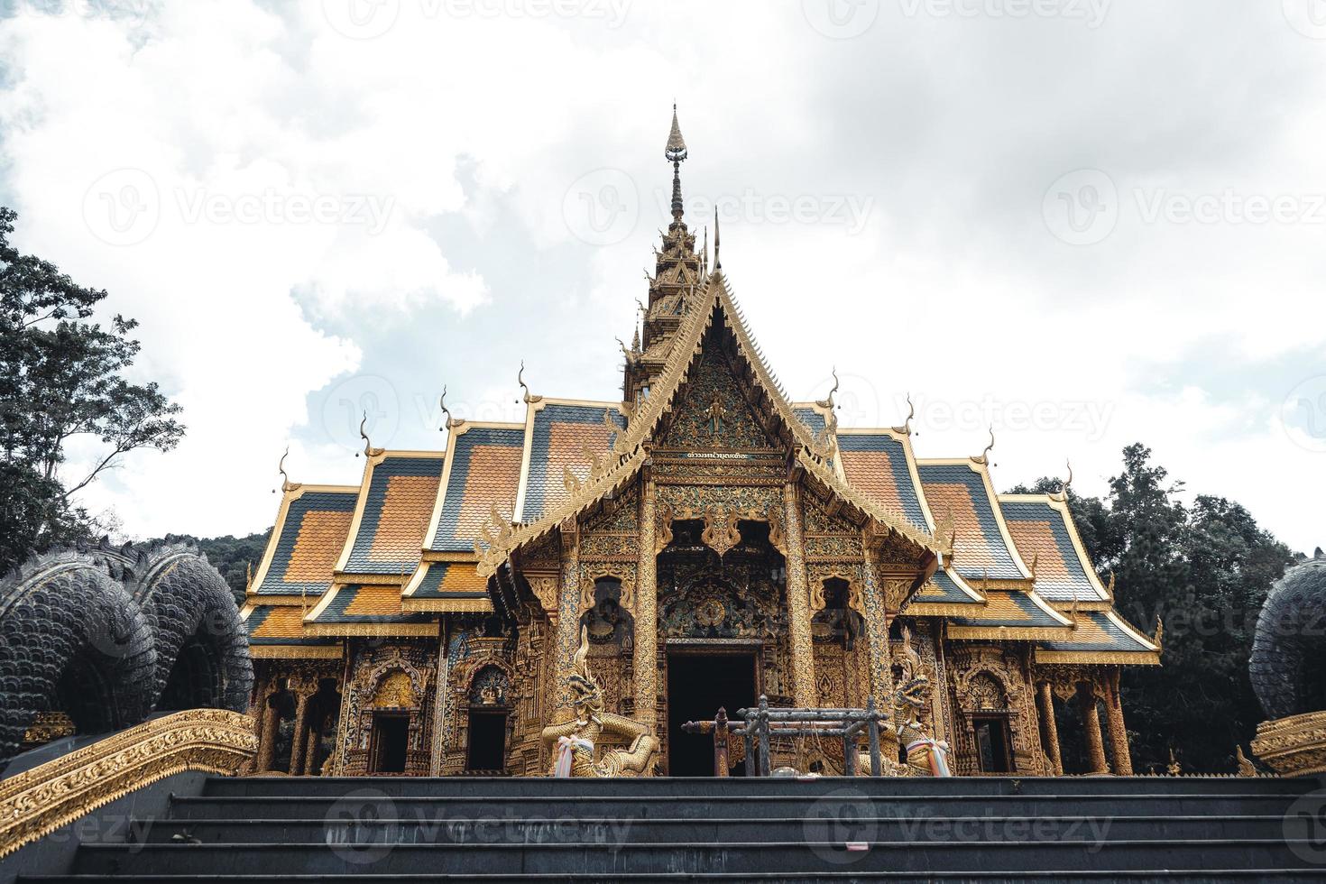Wat phra buddhabat si roi, templo dorado en chiang mai, tailandia foto