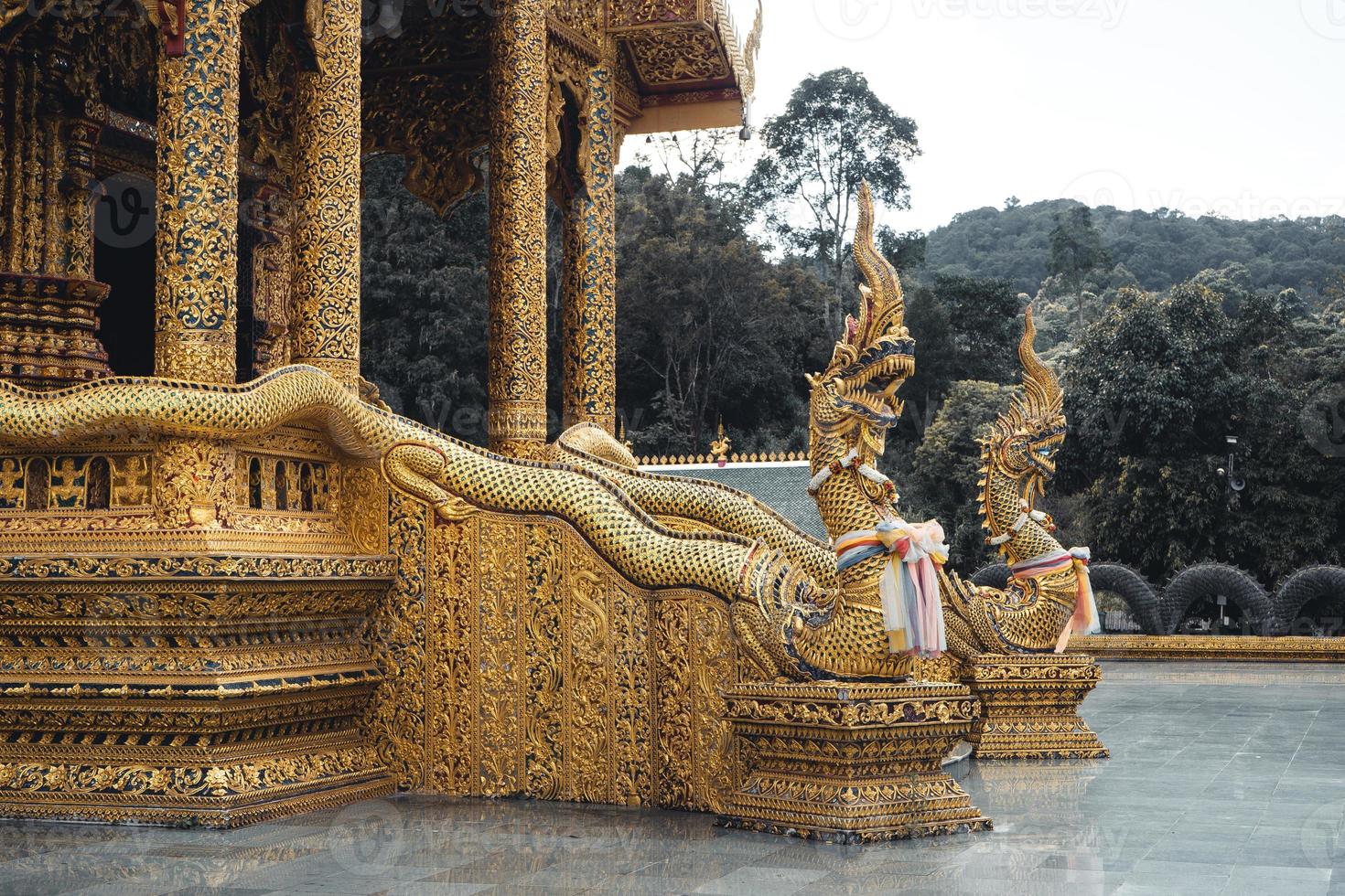 Wat phra buddhabat si roi, templo dorado en chiang mai, tailandia foto