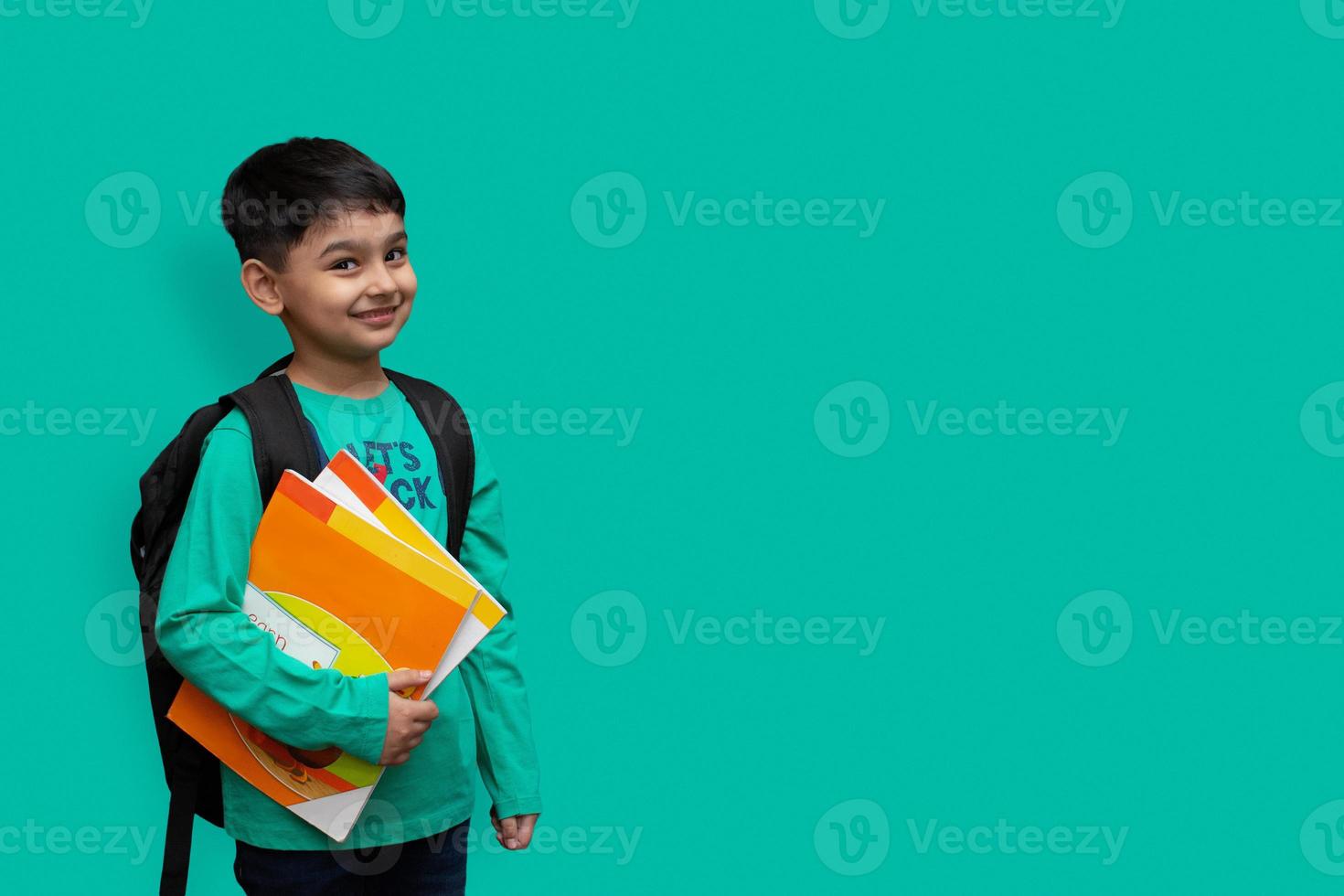 niño sonriente feliz volver a la escuela, jardín de infantes. éxito, motivación, ganador, concepto de genio. niño pequeño soñando con ser superhéroe foto