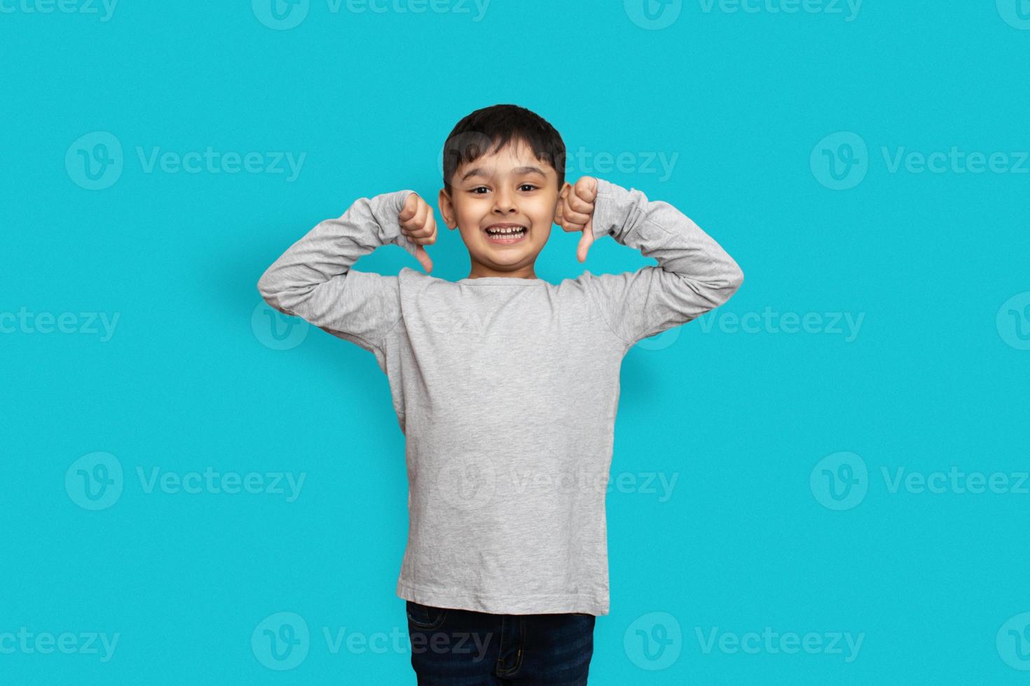 diseño de camisetas y concepto de personas - cerca de niño en camiseta lisa delante y detrás aislado. plantilla de maqueta para impresión de diseño foto