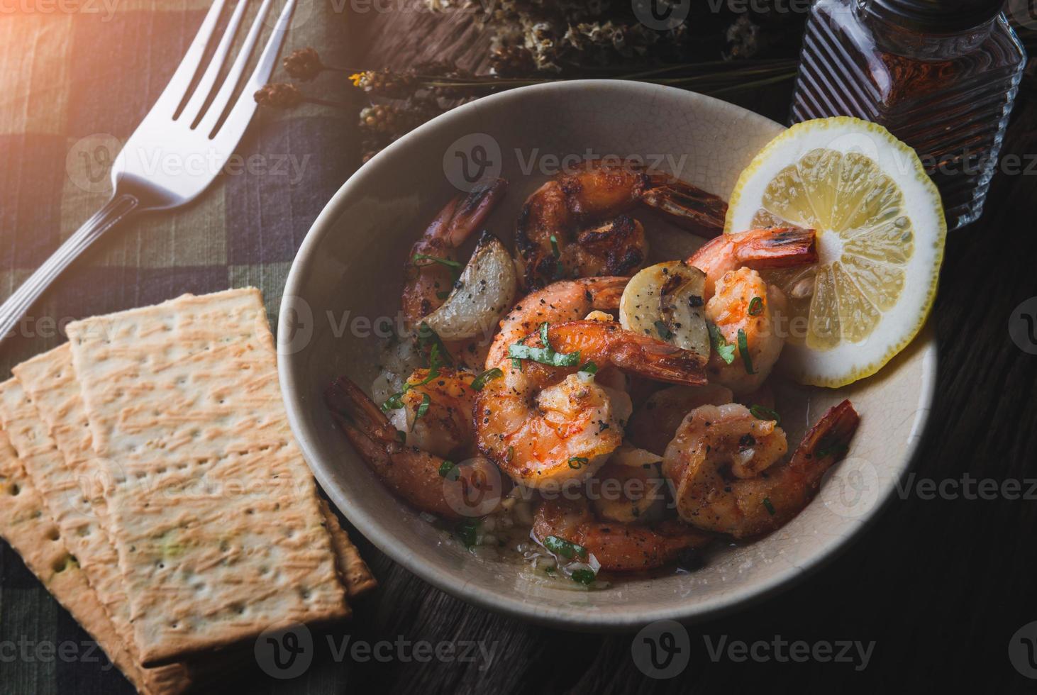 camarones cocidos con condimentos de hierbas. foto