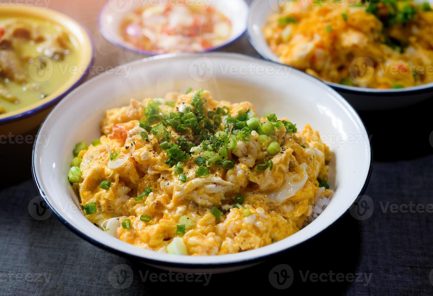 tortilla de camarones picada estilo asiático con arroz. foto