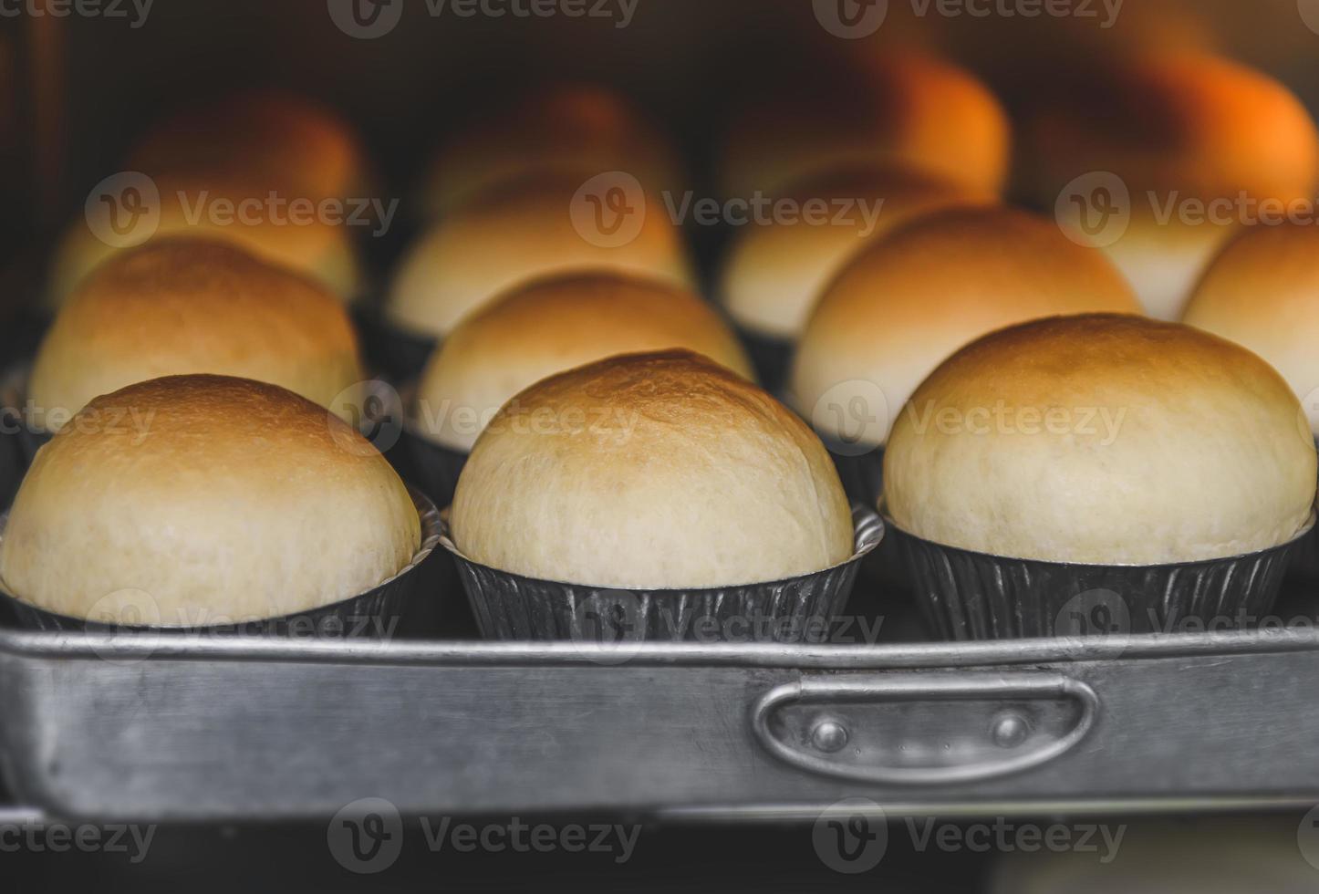 pan tostado redondo horneado en tazas. foto