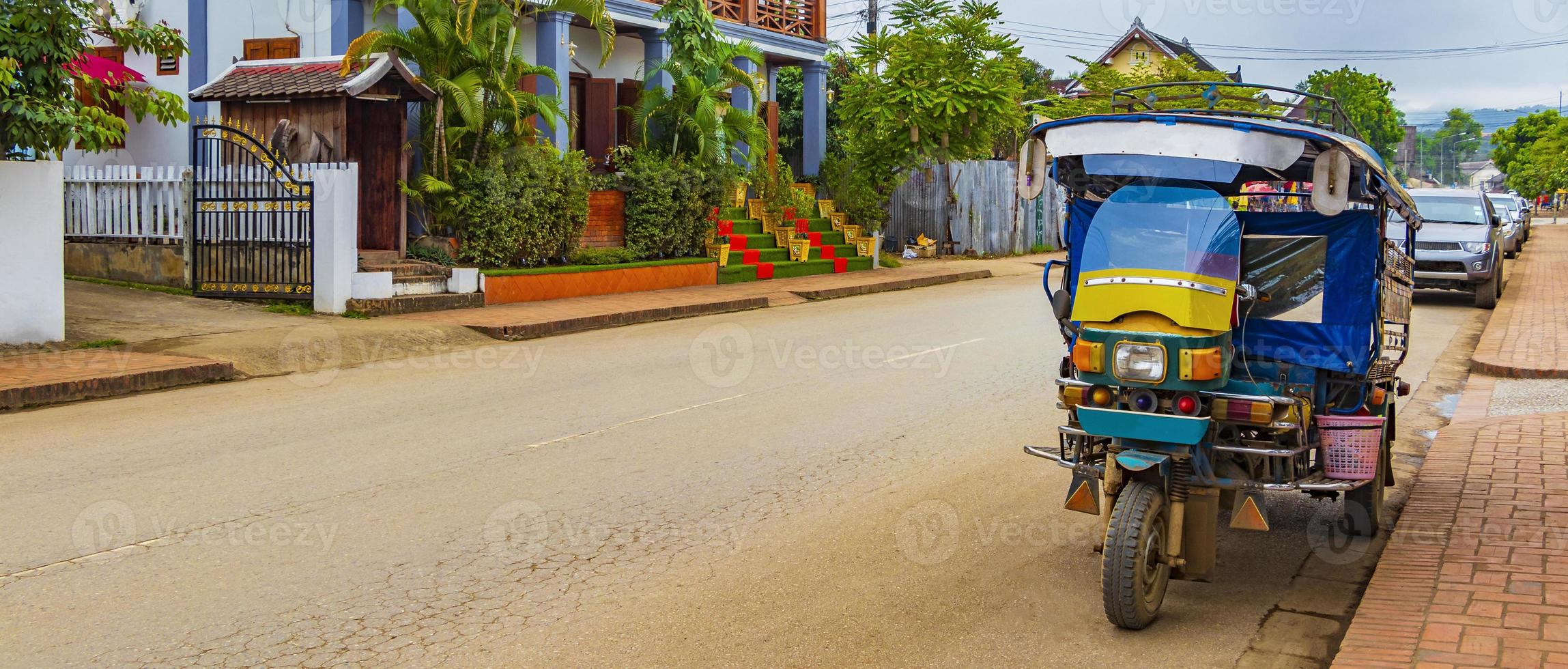 Típico y colorido tuk tuk rickshaw antiguo en Luang Prabang, Laos. foto