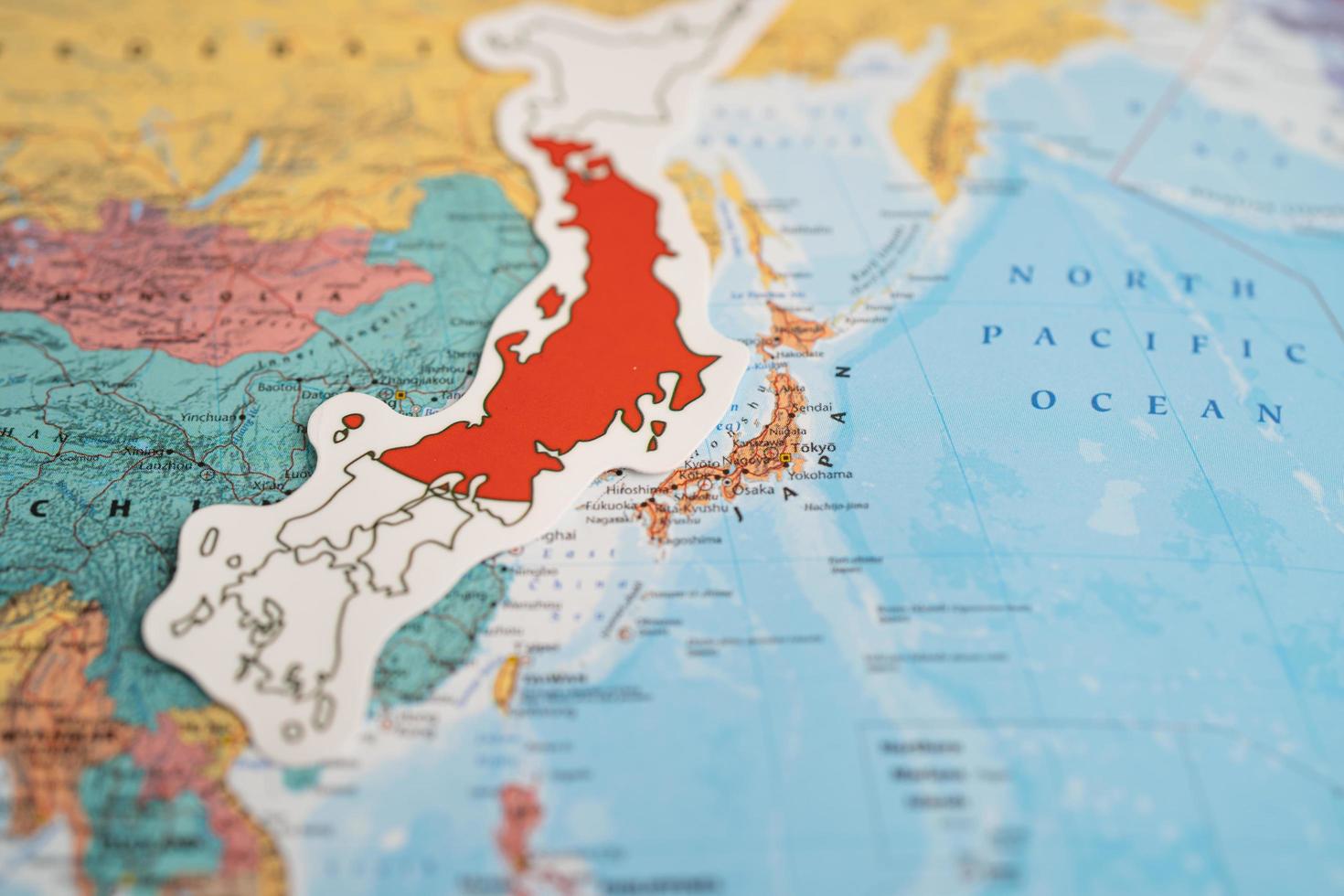 bandera de Japón en el fondo del mapa del mundo. bandera en el fondo del mapa del mundo. foto