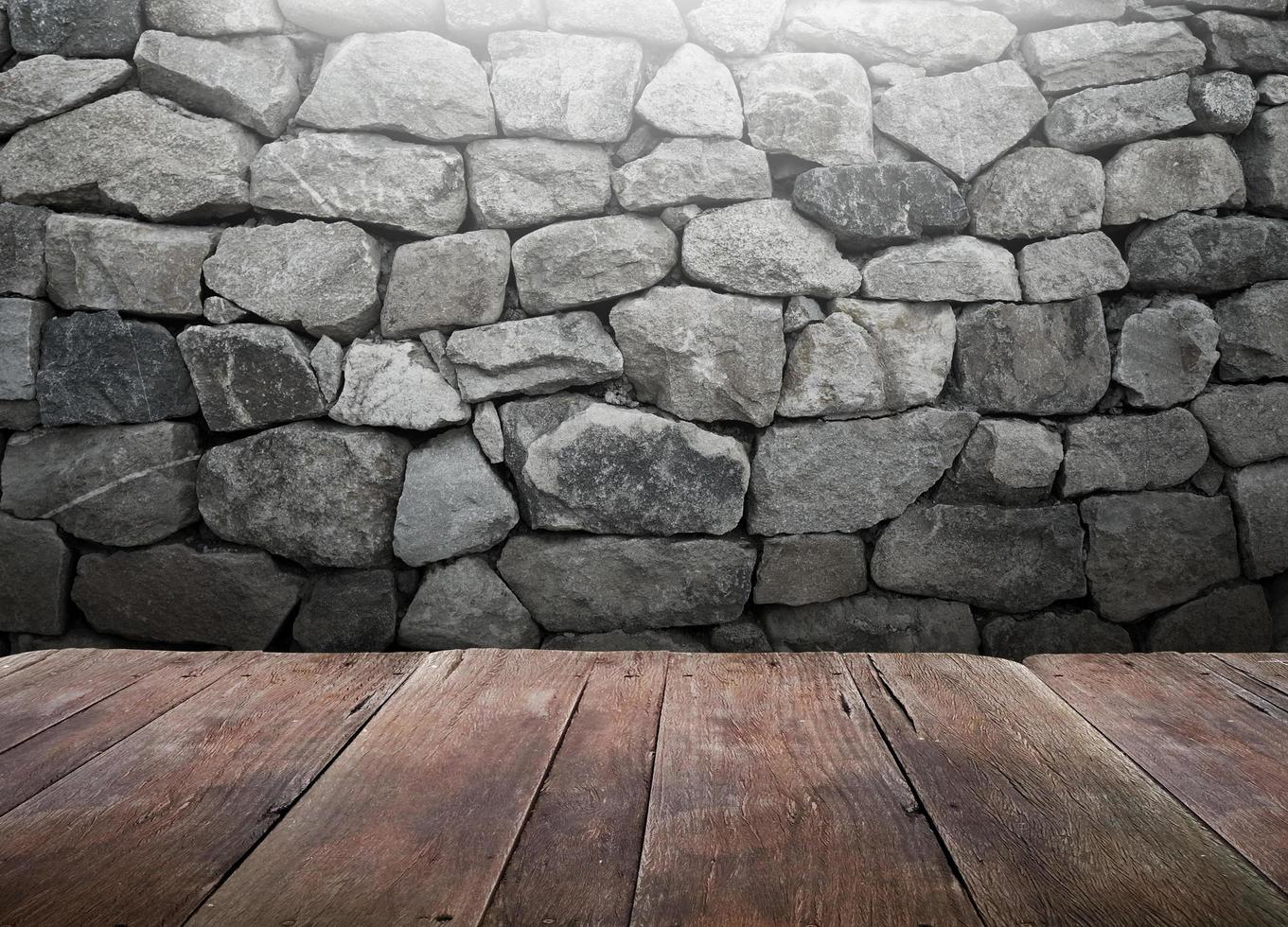 mesa de madera con fondo de pared de piedra foto