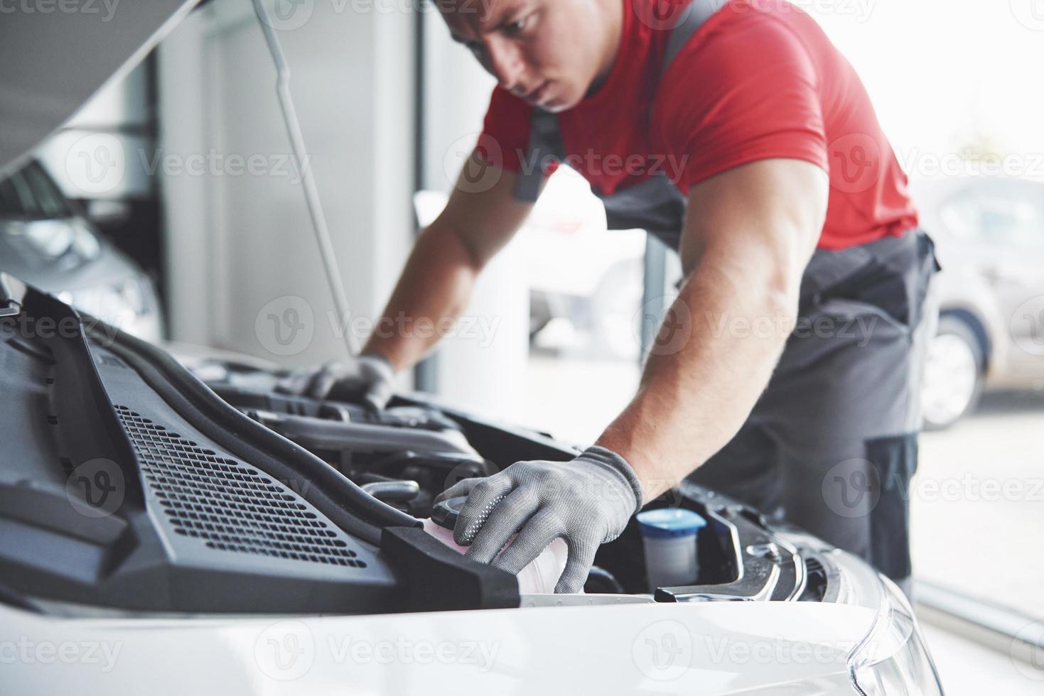 mecánico de automóviles trabajando en garaje. servicio de reparación. foto